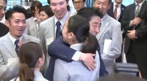 Shinzo_hug_his_doughter_Mao_Asada_Figia_skater_22.jpg