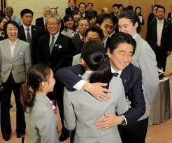 Shinzo_hug_his_doughter_Mao_Asada_Figia_skater_29.jpg